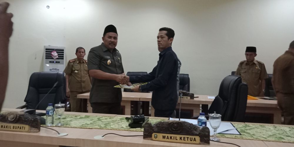 Waka DPRD Amir Mahmud Menyerahkan Bundelan Pandangan Umum Fraksi Kepada Wabup H Hillalatil Badri