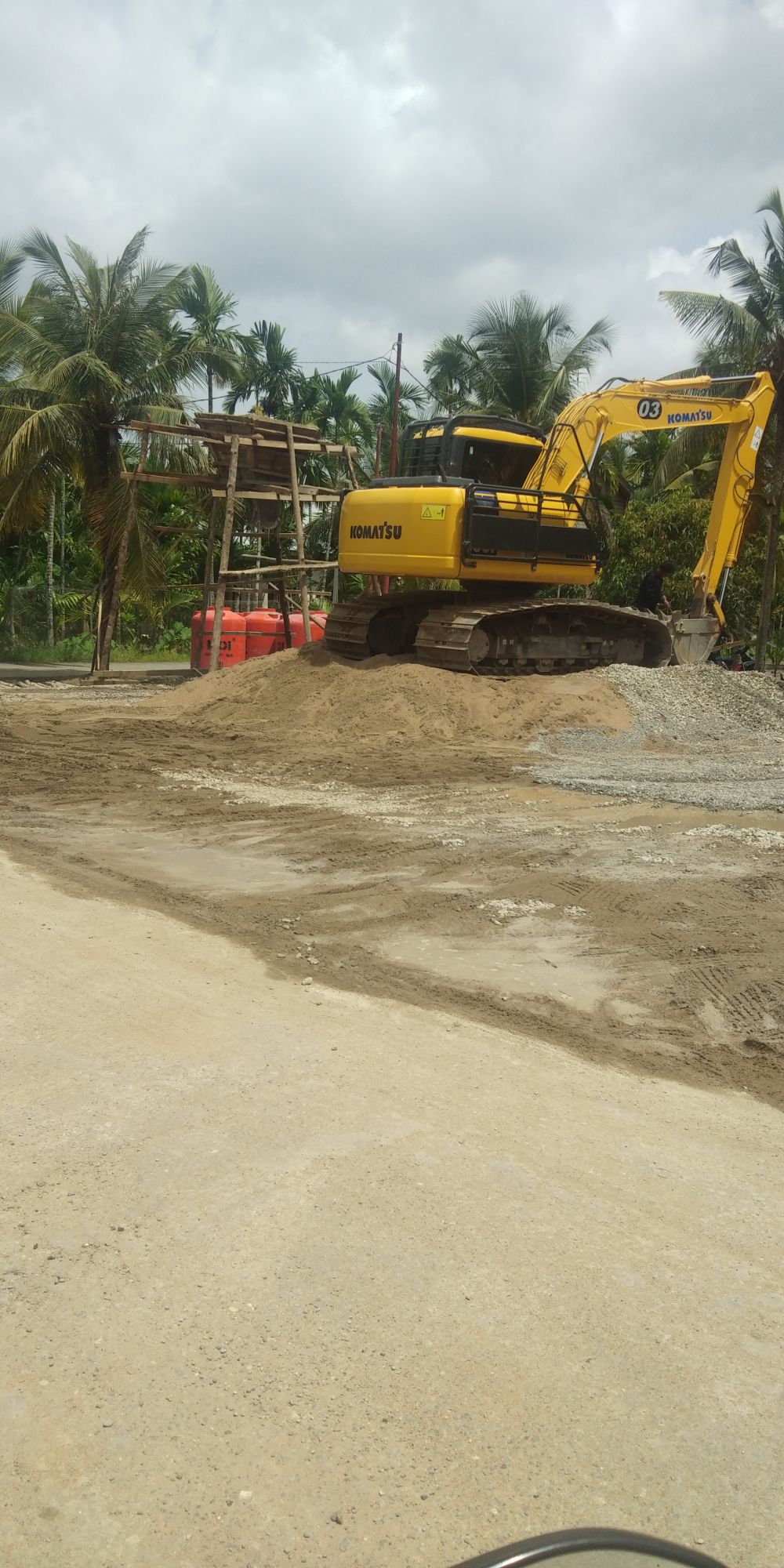 Batching Plant Seadanya yang Terbuat Dari Papan Kayu digunakan Untuk Proyek Rigit Beton