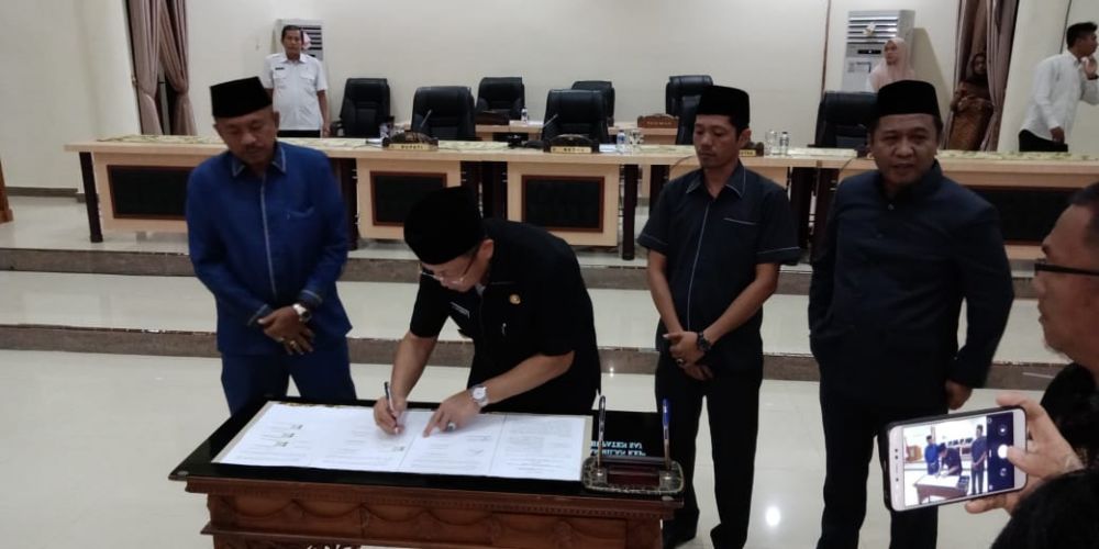 Penandatanganan berita acara persetujuan Ranperda APBD 2019 oleh pimpinan DPRD dan Bupati, H Cek Endra