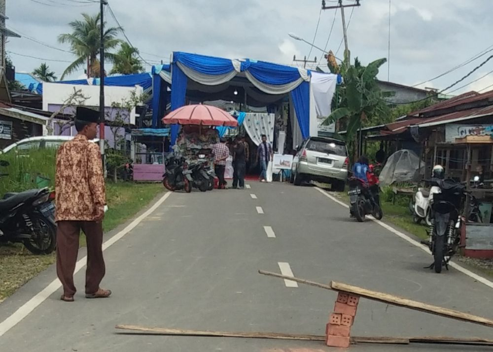 Jalan KH Dewantara Kualatungkal Tertutup Karena Ada Hajatan Pesta Pernikahan