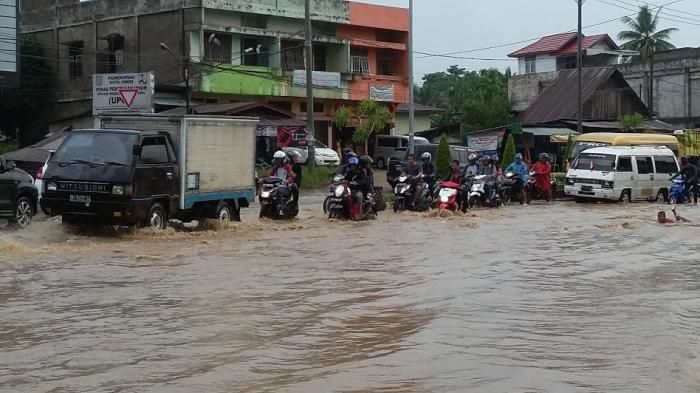 Simpang Bangunan Bawah di Depan SPBU Salah Satu Titik Banjir di Kota Jambi