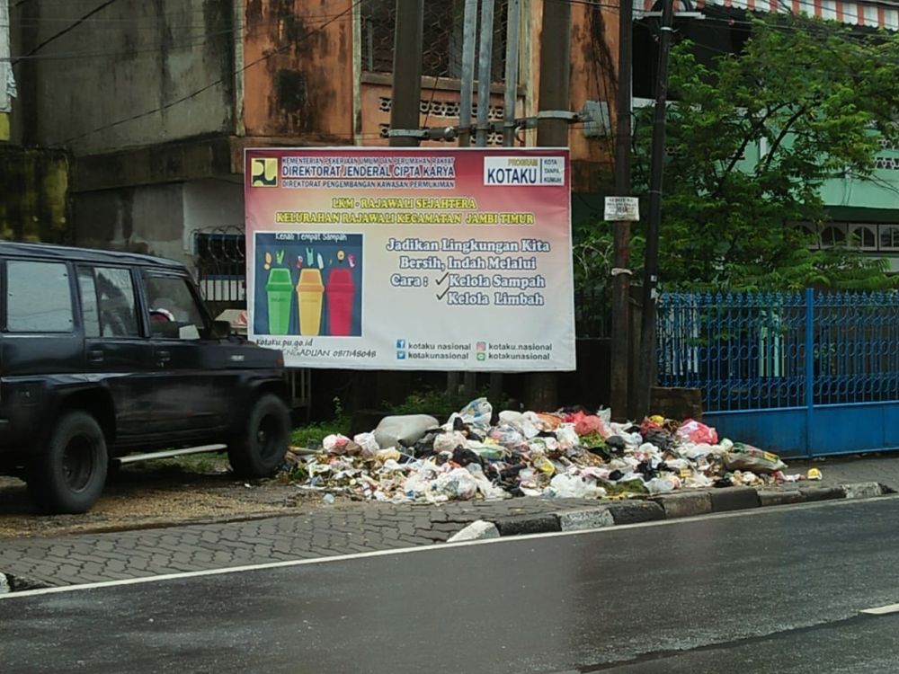 Kondisi Sampah dipinggir jalan KH. Hasyim Ashari, Kelurahan Rajawali, Kecamatan Jambi Timur