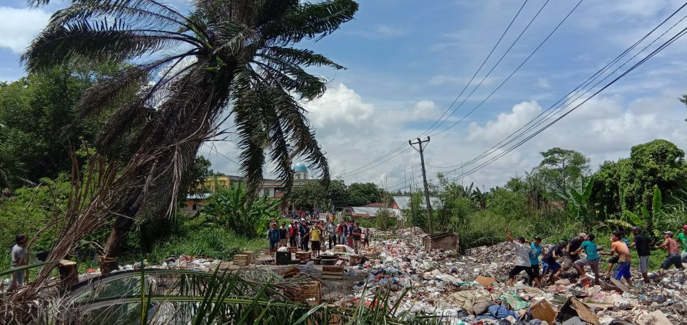 Warga 4 Kelurahan di Kecamatan Alam Barajo Kota Jambi  Blokir Jalan TB Sriwijaya. kesal kerana sampah menumpuk.