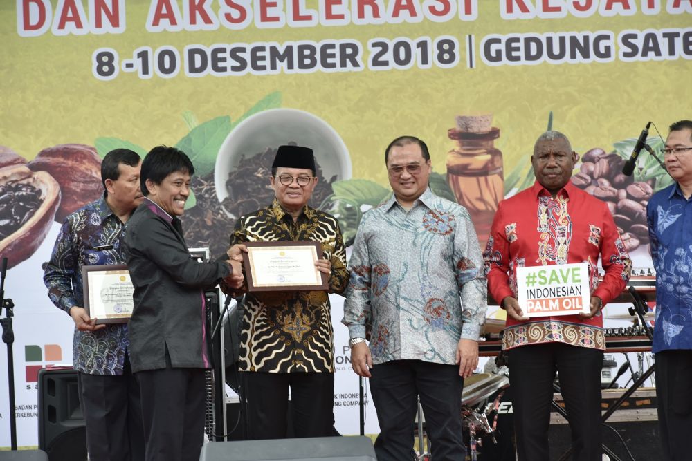 Pelaksana Tugas (Plt) Gubernur Jambi Fachrori Umar Saat dianugerahi Penghargaan Perkebunan