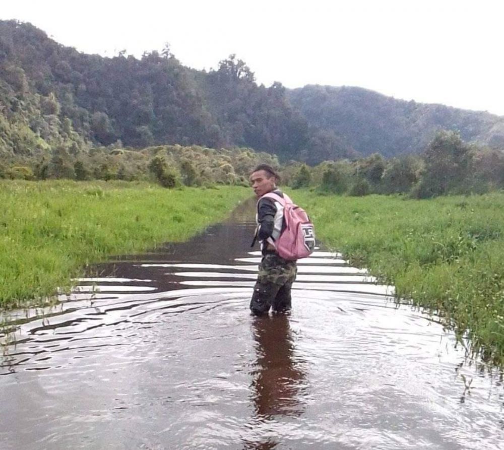 Jalan Desa Renah Kasah, kecamatan Kayu Aro, kabupaten Kerinci yang sudah sebulan terendam banjir