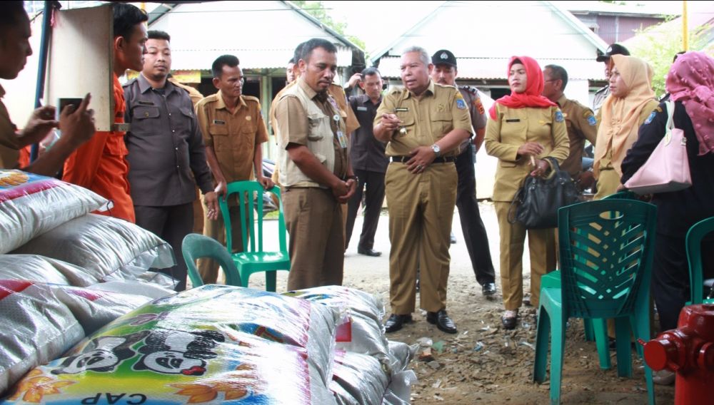 Bupati Tanjabbar, H Safrial Meninjau Pasar Beras Belum Lama Ini