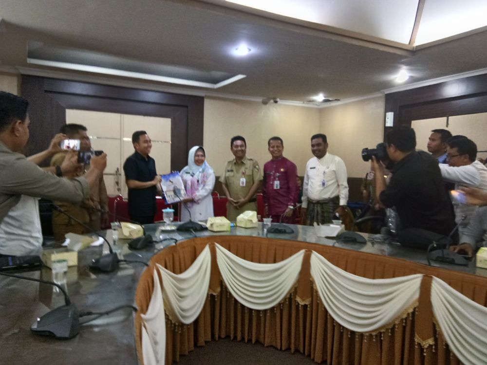 Pemkot Pekan Baru dan Ketua DPRD kota Sungaipenuh, Saling bertukar Cendera Mata