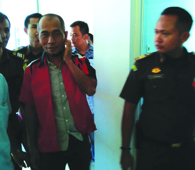 Isnedi wakil ketua DPRD Kabupaten Merangin memakai baju Tahan kejari Bangko saat di gelandang petugas setelah menjalani pemeriksaan
