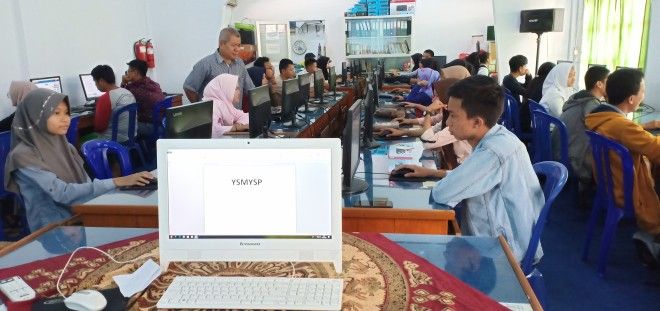 60Simulasi UNBK di SMA Adhyaksa I Jambi yang diikuti siswa kelas XII dan guru