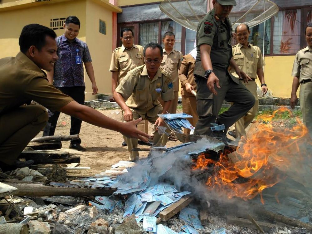 Pemusnahan E KTP yang dilakukan Dukcapil Batanghari