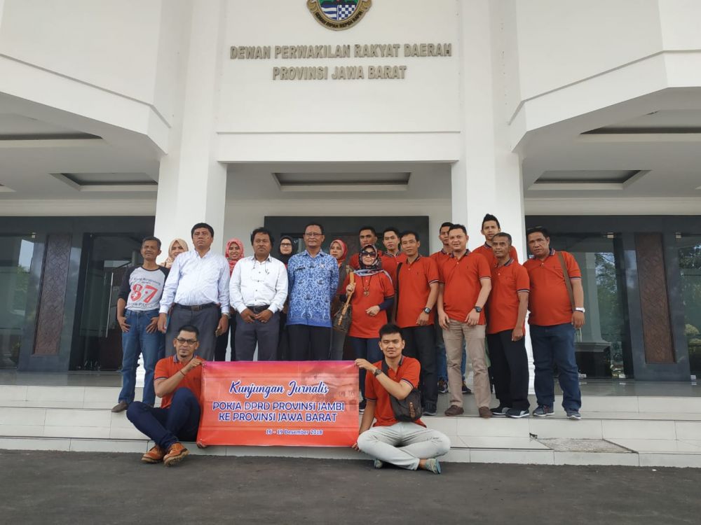 Foto bersama usai  pertemuan Sekretariat DPRD Provinsi Jambi dan Jurnalis dengan Humas DPRD Jawa barat. (foto: Endang/ Jambi Star)