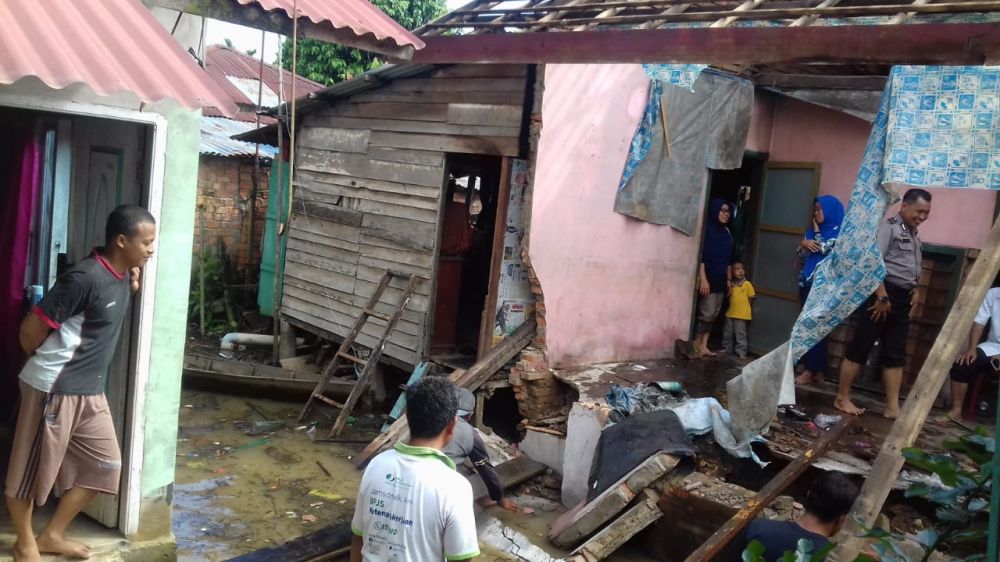 Rumah Warga yang Ambruk Karena Banjir