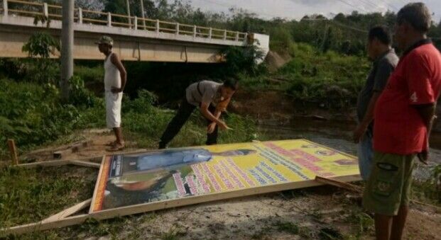 Bhabinkamtibmas Saat Memasang Himbauan Melalui Papan Informasi