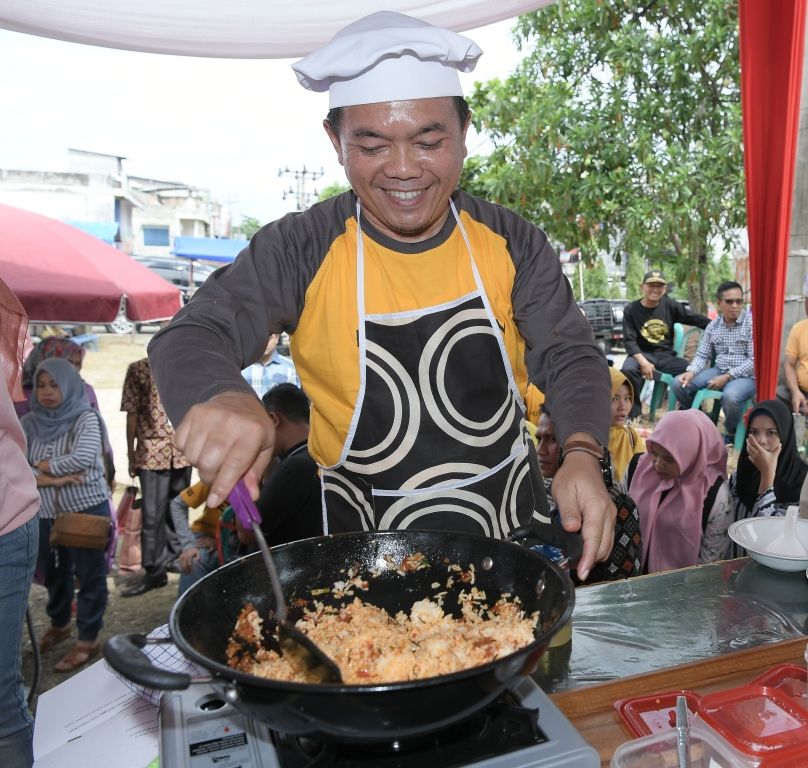 Bupati Merangin H Al Haris Sedang Mengikuti Lomba Memasak Nasi Goreng Memeriahkan HUT Kabupaten Merangin ke-69