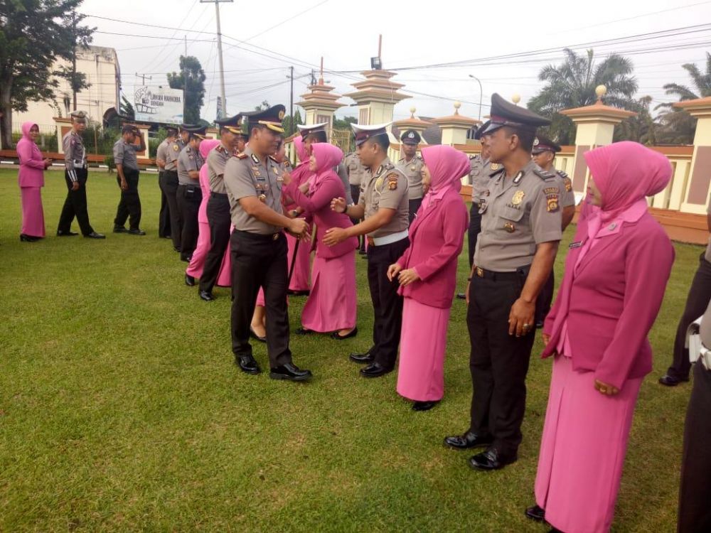 Kapolres Batanghari Memberikan Ucapan Selamat Kepada Anggota Polisi yang Naik Pangkat