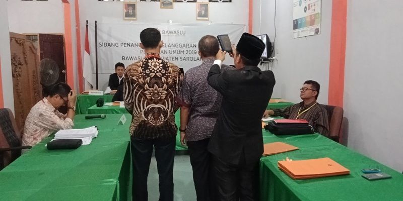 Pihak terkait dari komisoner KPU Ali Wardana Sekwan SY Arief Arizal disumpah sebelum memberikan keterangan di sidang Bawaslu