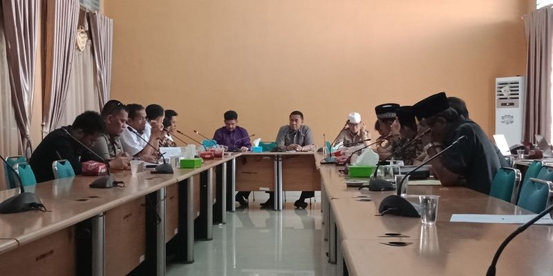 Wakil Ketua DPRD, H Hapis Hasbiallah SE memimpin jalannya hearing anggota DPRD bersama Komisoner KPU Sarolangun
