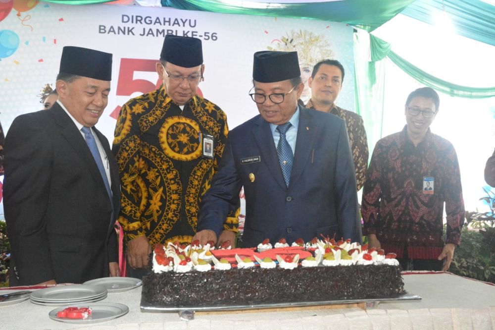 Upacara Hari Ulang Tahun (HUT) ke – 56 Bank Jambi, di Kantor Cabang Utama Bank Jambi, Telanaipura, Kota Jambi, Selasa (08/01/2019) 