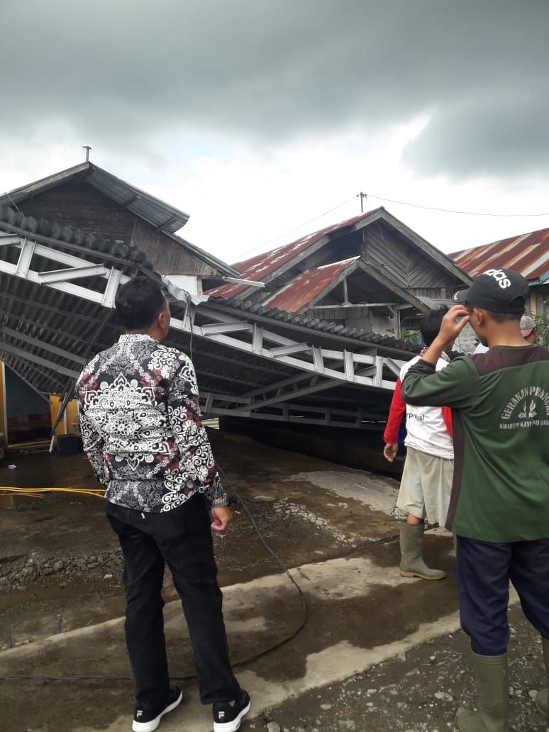 Kondisi Rumah yang diterjang Angin Puting Beliung di Kabupaten Kerinci, Kemarin