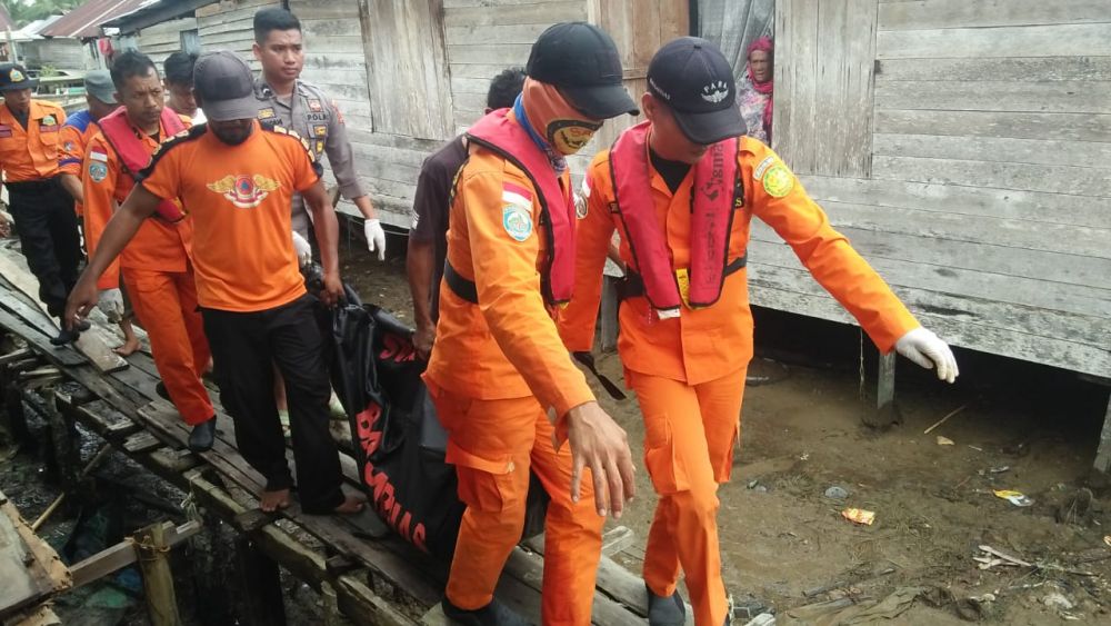 Jenazah Guntur ketika dievakuasi petugas