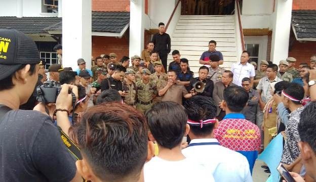 Mahsiswa yang berunjuk rasa di Gedung DPRD Merangin