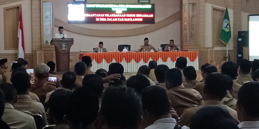 Suasana rapat evaluasi Kades se Kabupaten Sarolangun di ruang pola Pemkab Sarolangun, Swnin (14/1), siang.