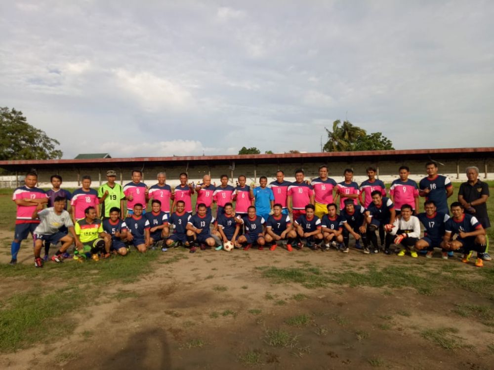 Foto bersama Pers Jambi dengan kesebelasan Old Star di stadion Tri Lomba Juang KONI Jambi (16/1)