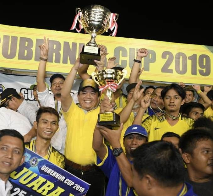 Bupati Merangin H Al Haris Mengangkat Piala Juara Pertama Gubernur Cup 2019 yang diraih Tim Bola Merangin