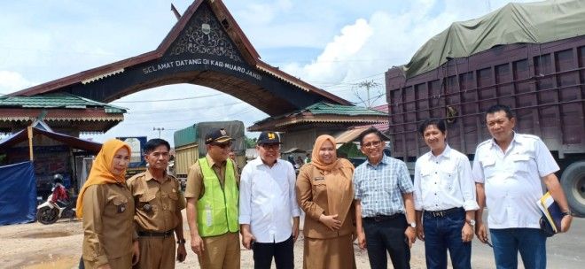 Bupati Masnah ketika mengecek lokasi pelebaran jalan