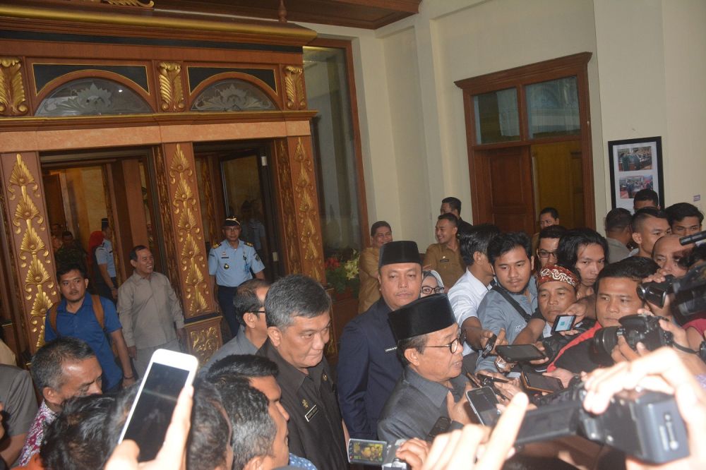 Karo Pemerintahan dan OTDA Provinsi Jambi Rahmat Hidayat saat dampingi Plt Gubernur wawancara awak media