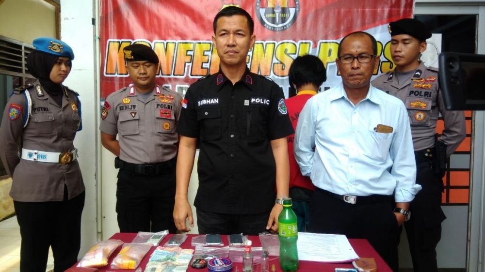 Polisi menunjukan barang bukti shabu dari duo sejoli yang diamankan