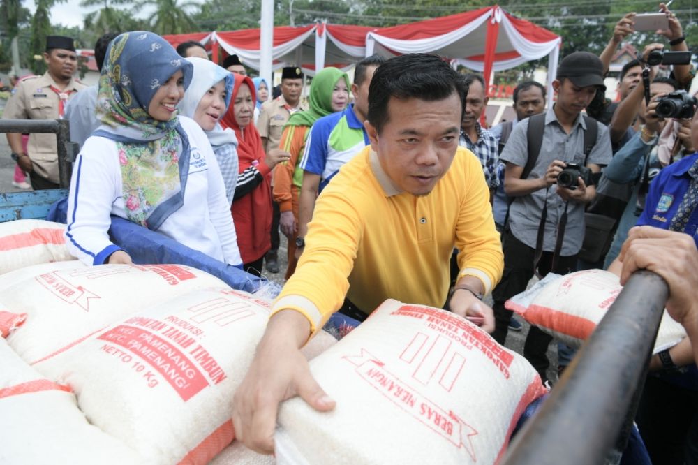 Bupati Merangin H Al Haris Turut Membeli dan Memikul Sendiri Beras Lokal yang di Beli