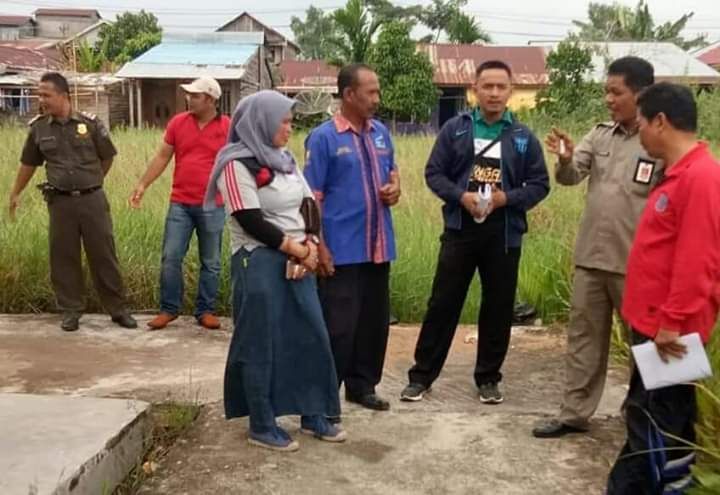 Pemkab Tanjabbar Melalui Kadiskoprindag Bersama Camat Bramitam Meninjau Lokasi Pembangunan Pasar