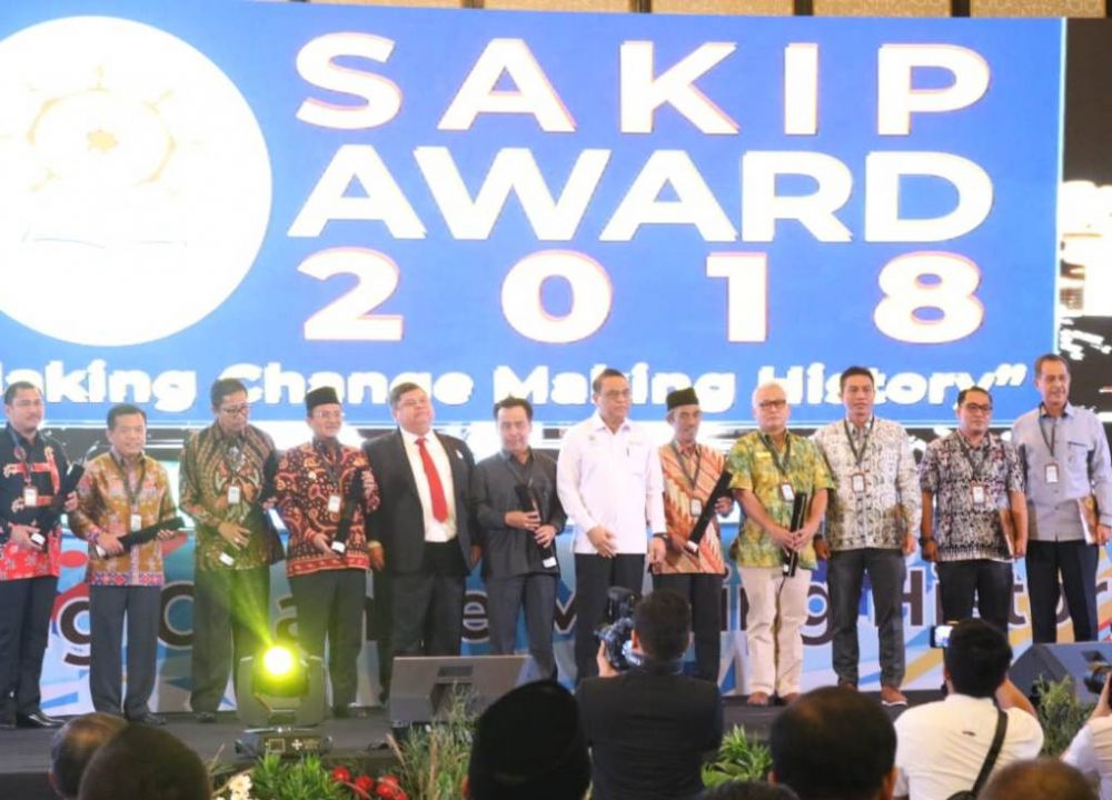 Bupati Merangin H Al Haris (dua dari kiri) Usai Menerima Penghargaan