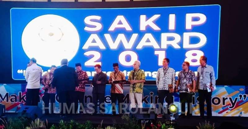 Menteri Pendayagunaan Aparatur Negara dan Reformasi Birokrasi (PAN-RB), Drs Syafruddin M Si memberikan penghargaan Sakip Award untuk Pemkab Sarolangun   