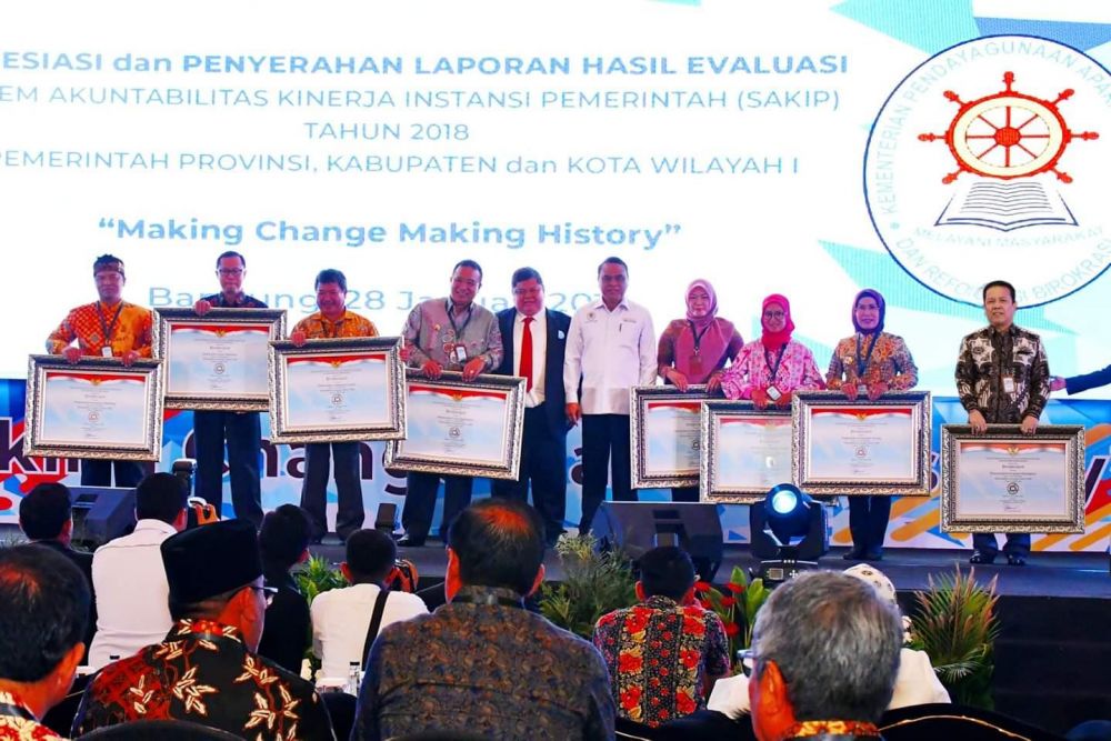 Bupati Batanghari, Ir H Syahirsah, Ketika Menerima Penghargaan Bersama Kepala Daerah Lain