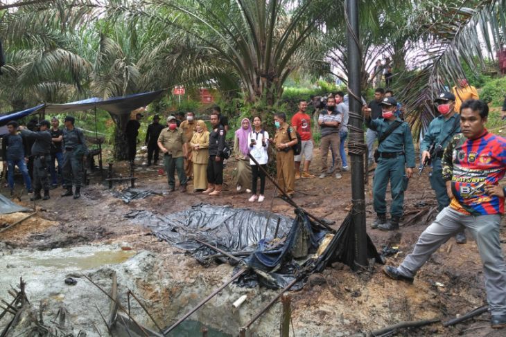 Dinas Kesehatan Kabupaten Batanghari  dan Dinas Lingkungan Hidup  lakukan Inspeksi Kesehatan Lingkungan di lokasi penambangan minyak secara ilegal di Desa Pompa Air dan Desa Bungku Kecamatan Bajubang