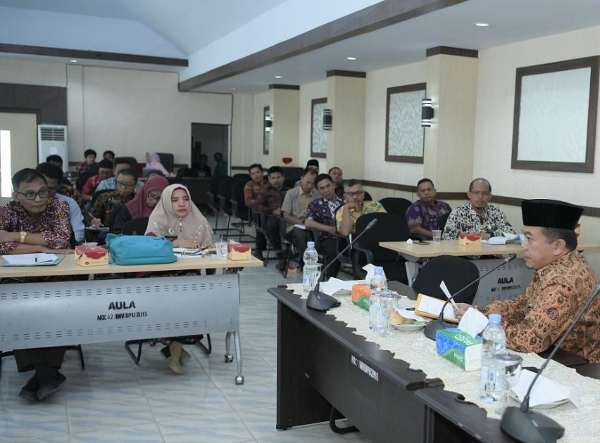 Bupati Merangin H Al Haris saat memimpin jalannya rapat pembukaan dua jalan melewati kawasan hutan produksi dan TNKS