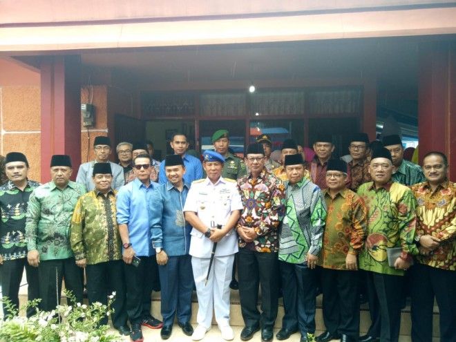 Bupati Kerinci Adirozal bersama Sekda Provinsi Jambi M Dianto dan tamu undangan lainnya berfoto bersama Laksma Nazali Lempo