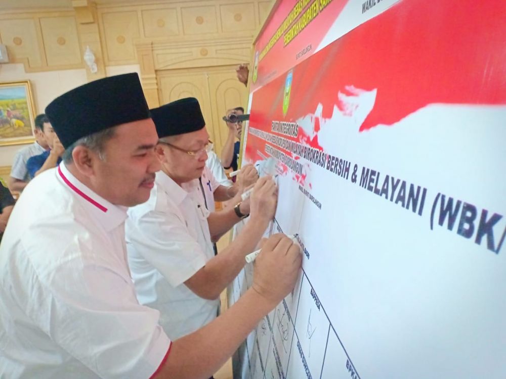 Bupati Sarolangun, H Cek Endra dan Wabup, H Hillalatil Badri menandatangani pakta integritas wilayah bebas korupsi dan wilayah birokrasi bersih 