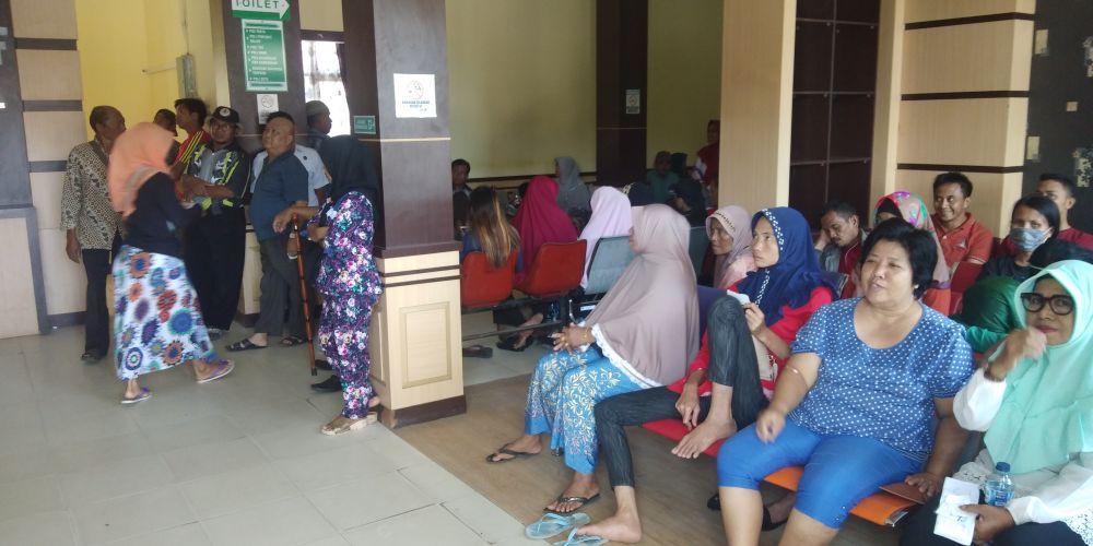 Bebera Warga Menunggu Antrian Berobat di RSUD KH Daud Arif Kualatungkal