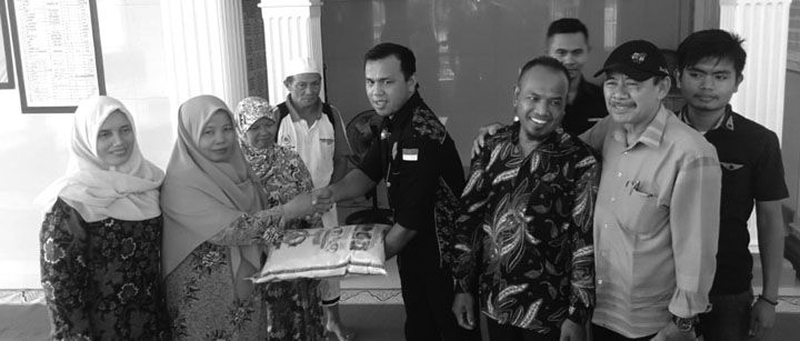 Forum Wartawan Merangin Saat Memberikan bantuan Sembako Panti Asuhan memperingati HPN