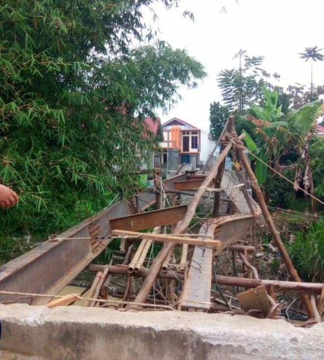 Ditemukan Adanya Besi Bengkok yang Terpasang Saat Proses Pengerjaan Jembatan di Desa Koto Panjang Kubang Kecamatan Depati Tujuh, Kabupaten Kerinci
