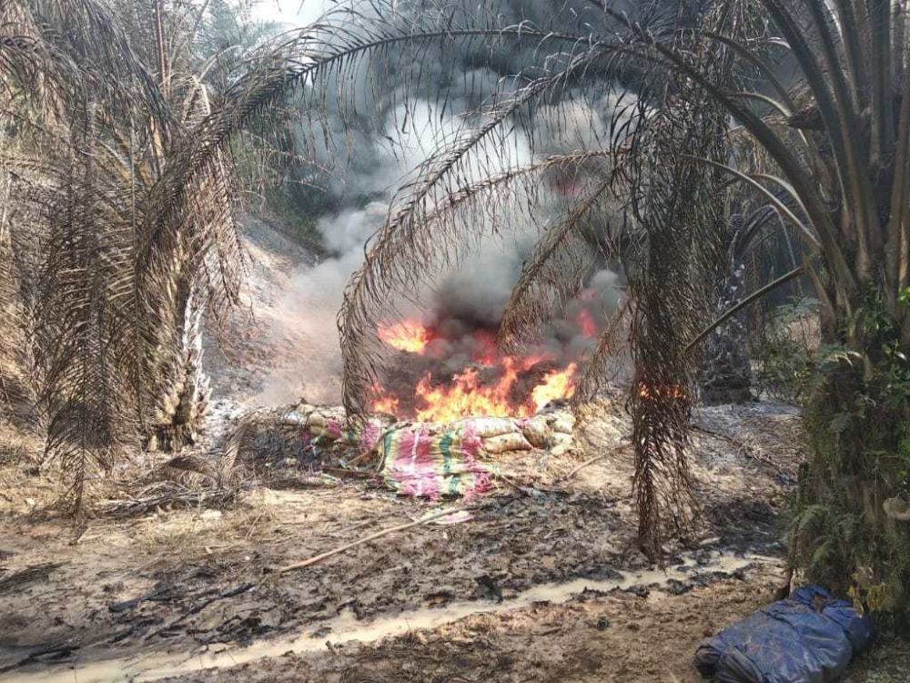 Kebakaran sumur minyak ilegal di Desa Pompa Air, Kecamatan Bajubang, Kabupaten Batanghari, Jambi Siang kemarin, Sabtu (16/2)