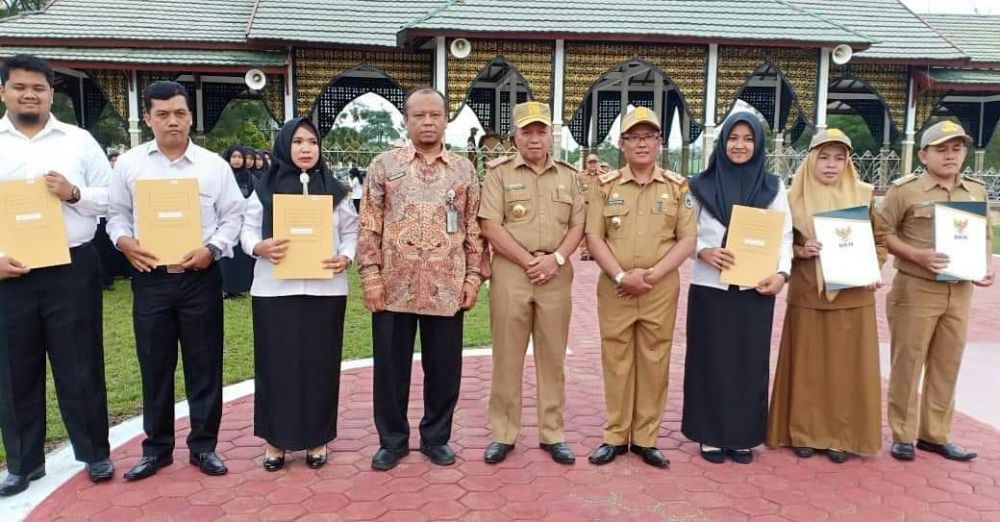 Sekda, H Thabroni Rozali, Kepala BKPSDM H A waldi Bakri dan pejabat tinggi BKN Regional VII Palembang usai menyerahkan SK CPNS secara simbolis, pasca apel gabungan di lapangan Gunung Kembang.