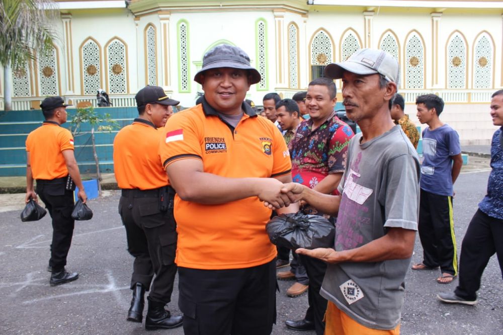 Kapolres Sarolangun, AKBP dadan Wira Laksana SIK memberikan bingkisan kepada petugas kebersihan, Kamis (21/2), pagi.