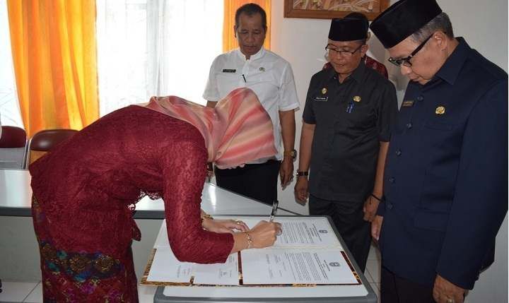 Sekda didampingi Kepala BKPSDM dan Kadinkes Menyaksikan Penandatanganan Fakta Integritas Sholat Berjamaah