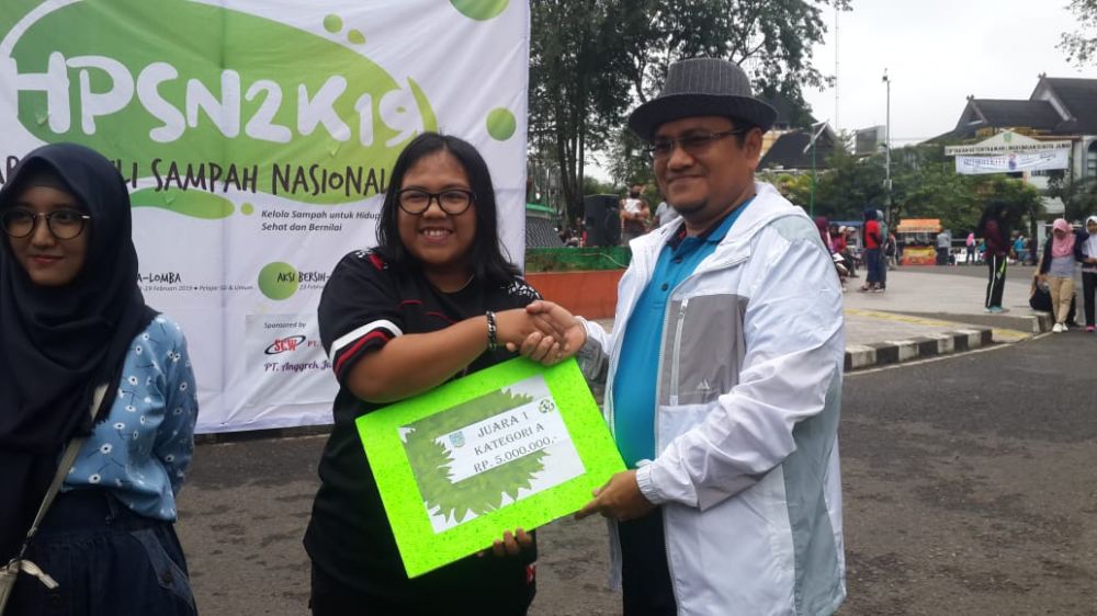 Wakil Walikota Jambi, Maulana saat memberikan hadiah kepada pemenang, dalam rangka Hari Peduli Sampah Nasional 2019