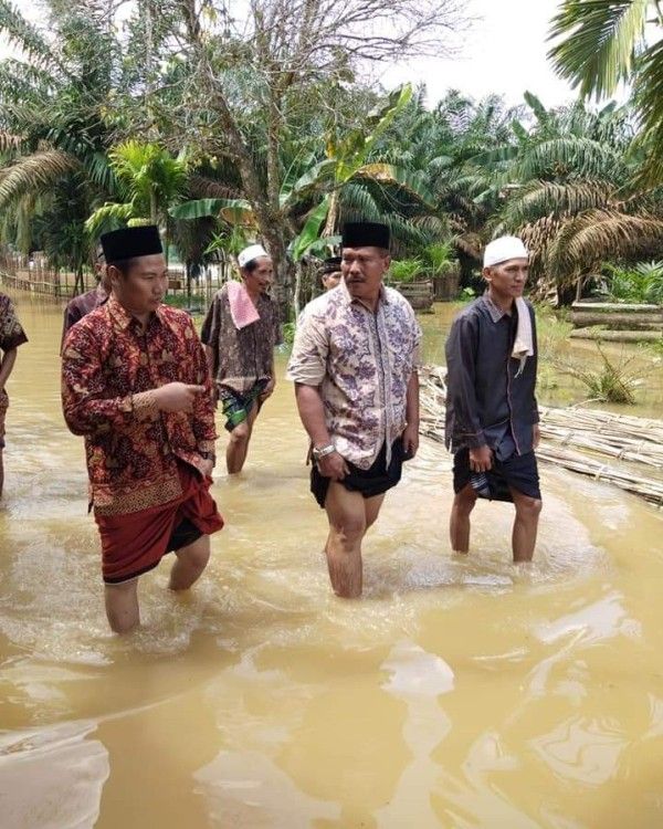 Kades Kertopati, Hamzah SHi bersama Camat Mandi Angin, Fajardin ketika meninjau banjir di desa Kertopati