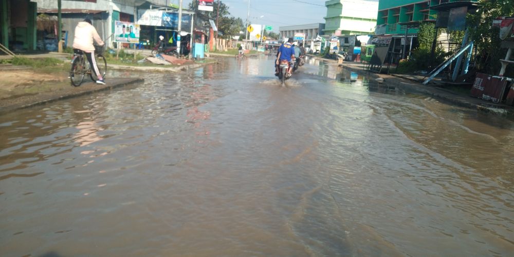 Banjir Rob dalam Kota Kulatungkal, Menjadi Salah Satu Penyebab Kerusakan Infrastruktur Jalan